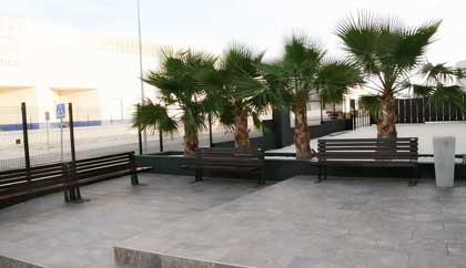 &nbsp;&nbsp;&nbsp;&nbsp;&nbsp;&nbsp;Vista jardines y parking privado